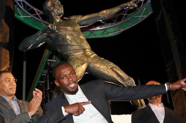 Usain Bolt, delante de su estatua en Kingston.-/ REUTERS / GILBERT BELLAMY