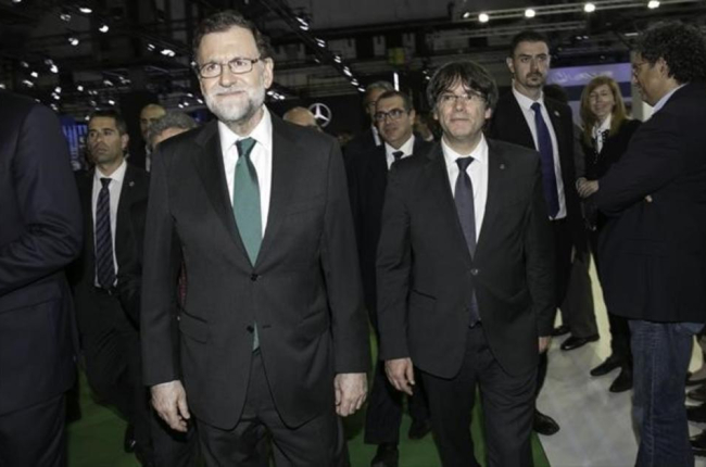 Los presidentes Mariano Rajoy y Carles Puigdemont, en el Salón del Automóvil de Barcelona, el pasado 12 de mayo.-JOAN CORTADELLAS