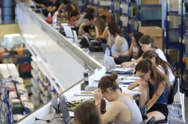 Casi uno de cada cinco jóvenes ni estudia ni trabaja en España.-FERRAN NADEU