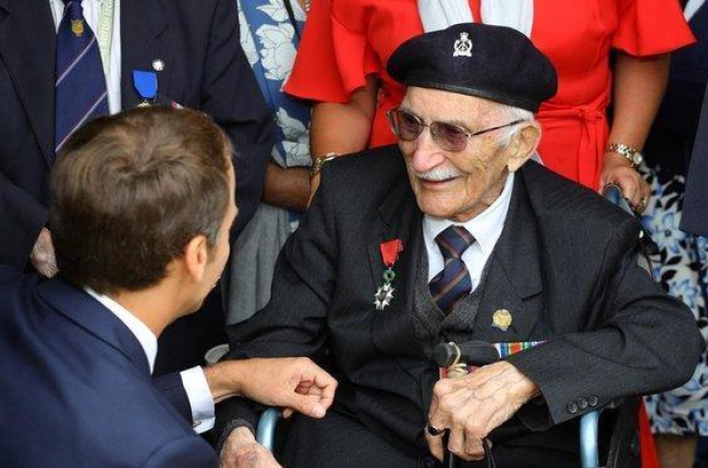 Macron saluda a un veterano durante la ceremonia de conmemoración en Portsmouth, Reino Unido.-EFE / OWEN COOBAN