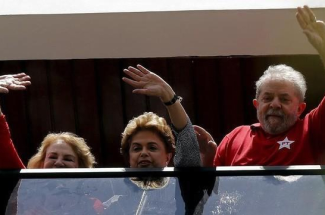 REUTERS / PAULO WHITAKER-Lula, Rousseff y la esposa del expresidente..