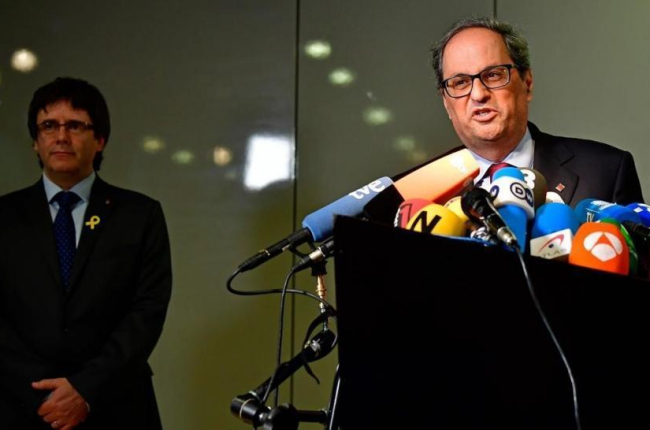 Quim Torra, en primer plano, y Carles Puigdemont detrás, en la rueda de prensa de este martes en Berlín.-/ TOBIAS SCHWARZ (AFP) / ATLAS VÍDEO