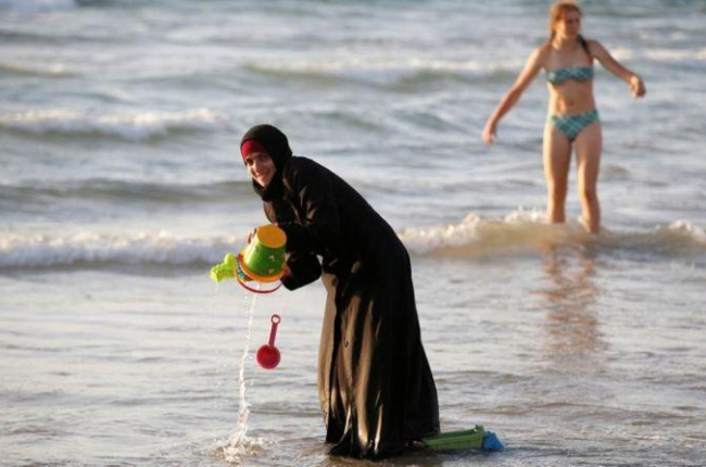 Una mujer musulmana ataviada con un hijab.-REUTERS / BAZ RATNER