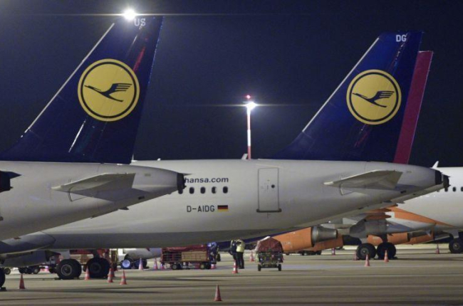 Aviones de Lufthansa en tierra por la huelga de pilotos en el aeropuerto de Hamburgo.-AXEL HEIMKEN / EFE