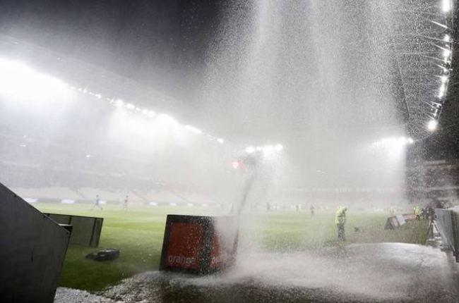 El partido de fútbol entre el Niza y el Nantes que debía disputarse en el estadio Allianz Riviera fue suspendido a causa de la lluvia torrencial.-AFP / VALERY HACHE