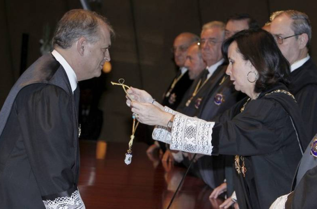 Luis Ortega recibe la medalla de magistrado del Constitucional de la entonces presidenta del tribunal, María Emilia Casas, durante su toma de posesión en enero del 2011.-Foto: EFE