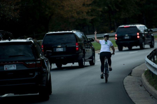 Juli Briskman, en bicicleta, en el momento que le dedicó una peineta a Trump, el 28 de octubre en Washington.-AFP / BRENDAN SMIALOWSKI