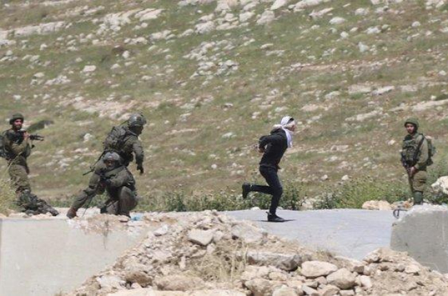 Osama Hahahjeh huye de los soldados israelís, antes de ser disparado el pasado 18 de abril.-MOHAMMED HMEDI (AP)