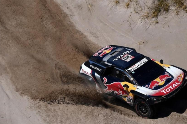 Carlos Sainz (Peugeot), lider del Dakar, en la etapa de hoy entre Belén y Chilecito, en Argentina.-AFP / FRANCK FIFE
