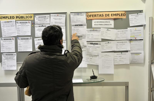 Una persona consulta las ofertas de empleo en el tablón del Ecyl en una imagen de archivo. HDS