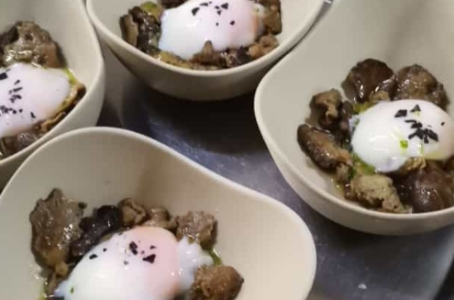 Receta de huevos poché y setas de cardo propuesta por el restaurante Alcores en la capital. HDS