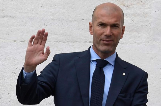 Zinedine Zidane saluda a los aficionados durante la rúa, el pasado 27 de mayo.-/ OSCAR DEL POZO (AFP)