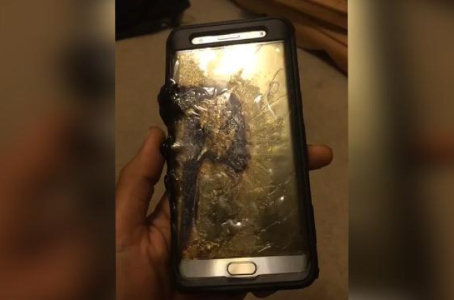 Un usuario muestra cómo se quemó su Samsung Note 7.-