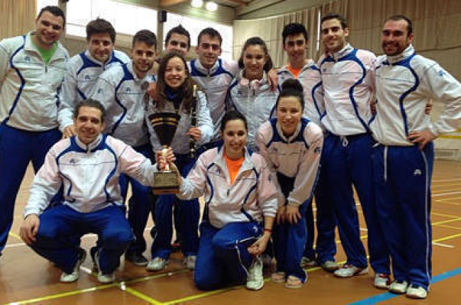 Los integrantes del Club Bádminton Soria con el trofeo de campeones. / DELEGACIÓN SORIANA DE BÁDMINTON-