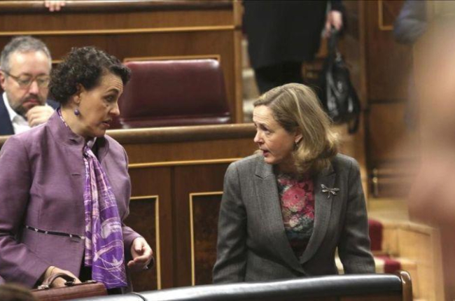 La ministra de Trabajo, Magdalena Valerio, conversa con la titular de Economía, Nadia Calviño, en el Congreso de los Diputados.-DAVID CASTRO