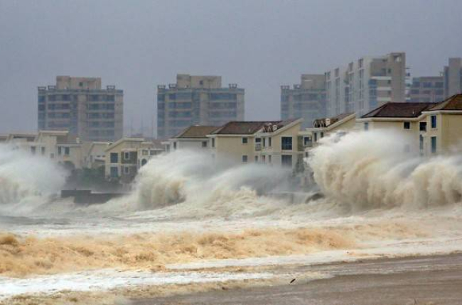 Oleaje en pleno tifón 'Dujuan', en la costa de Quanzhou.-CHINA STRINGER NETWORK / REUTERS