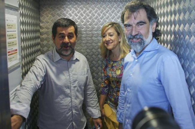 Jordi Sànchez, Neus Lloveras y Jordi Cuixart, el pasado mayo, en Barcelona.-EL PERIÓDICO (EFE / ALEJANDRO GARCÍA)