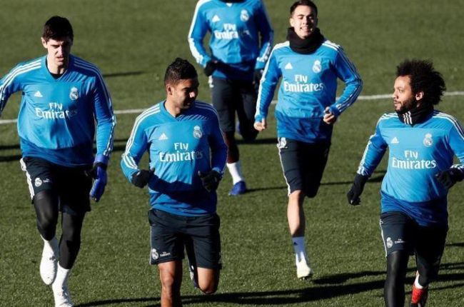 Courtois, Casemiro y Marcelo, en primer término, en el último entrenamiento del Madrid.-EFE / MARISCAL