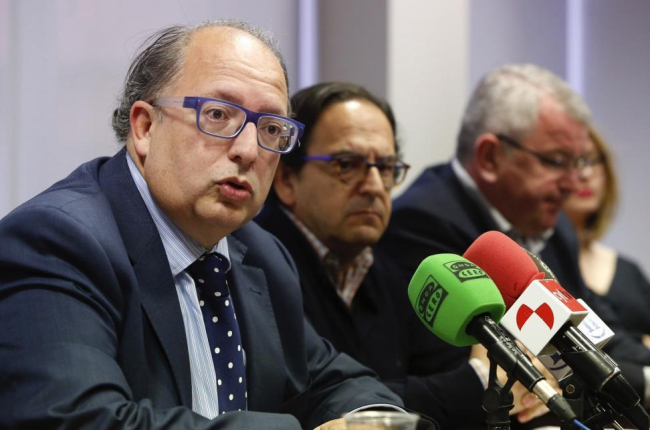 Los parlamentarios del Partido Popular por León, Eduardo Fernández y Luis Aznar, informan en rueda de prensa sobre el acuerdo en materia de ayudas a la minería del carbón-ICAL