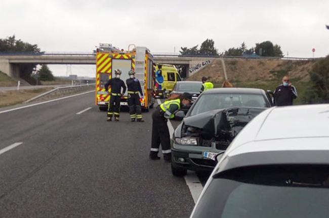 Accidente de tráfico con 11 vehículos implicados en la A-6, en Palacios de Goda (Ávila). BOMBEROS DE LA DIPUTACIÓN DE VALLADOLID