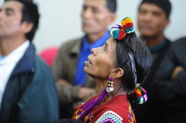 Una mujer indígena sigue el juicio celebrado en Ciudad de Guatemala, este lunes.-Foto: AFP / JOHAN ORDOÑEZ