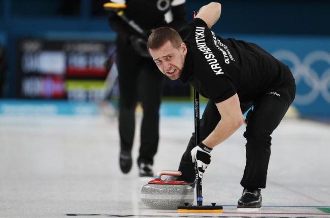 El ruso Alexander Krushelnitsky durante la prueba de curling-/ CATHAL MCNAUGHTON (REUTERS)