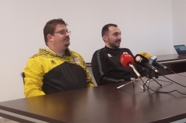 Jordi Lluelles y Sergio Sarasola en su comparecencia de prensa en las instalaciones del San Andrés. HDS