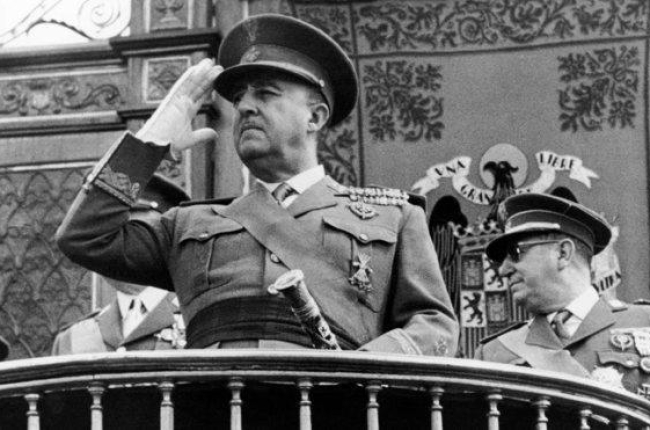 Francisco Franco preside un desfile en Madrid.-EL PERIÓDICO