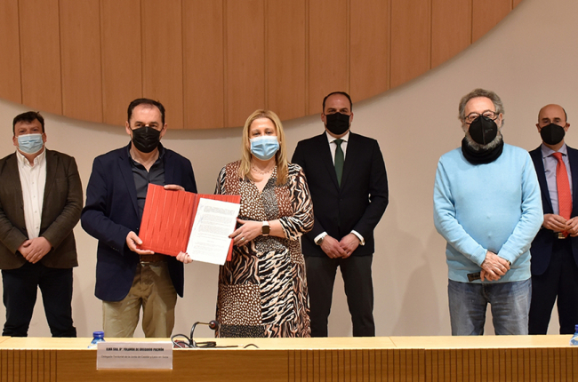 Benito Serrano, Yolanda de Gregorio y Carlos de la Casa, junto con los alcaldes que han firmado el convenio.- HDS