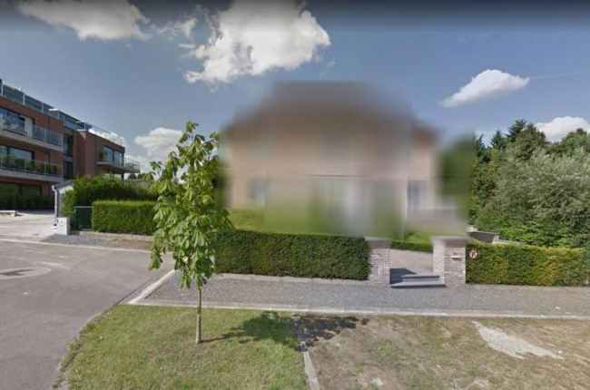 La mansión de Puigdemont en Waterloo, difuminada en Google Maps.-EL PERIÓDICO