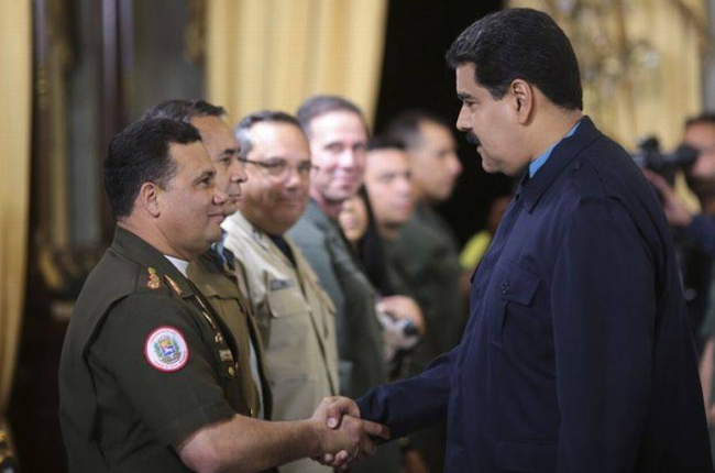 Nicolás Maduro saluda al nuevo ministro de Interior, Gustavo González, uno de los funcionarios sancionados por Washington, este lunes, en Caracas.-Foto: REUTERS / JORGE SILVA