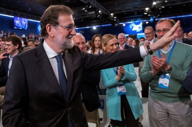 Mariano Rajoy, junto a la presidenta de la Comunidad de Madrid, Cristina Cifuentes, y al presidente del PP vasco, Alfonso Alonso, saluda a los asistentes a la convención, este domingo.-EFE / JULIO MUÑOZ