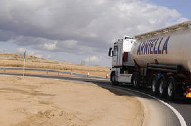 Un camión atraviesa una de las dos glorietas próximas a Almazán. / VALENTÍN GUISANDE-