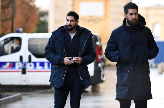 Nikola Karabatic, junto a su hermano Luka (derecha) en una imagen tomada el pasado noviembre antes de declarar en Montpellier-PASCAL GUYOT / AFP
