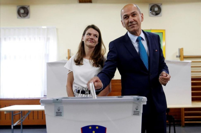 Janez Jansa y su esposa, el domingo.-/ REUTERS / BORUT ZIVULOVIC