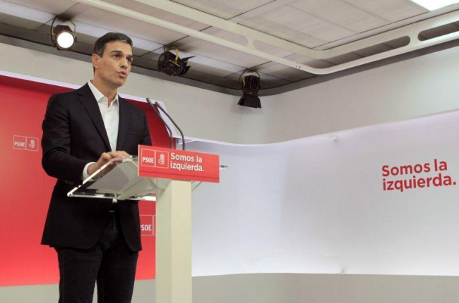 El secretario general del PSOE Pedro Sanchez durante una rueda de prensa.-VICTOR LERENA (EFE)