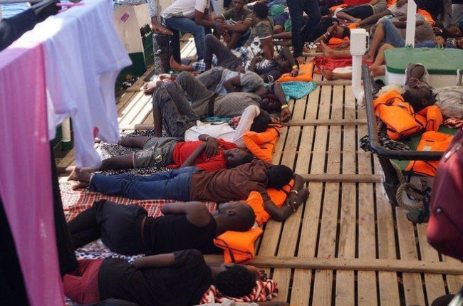 Refugiados a bordo del ’Open Arms’, a la espera de puerto seguro.-TWITTER / @OPENARMS_FUND