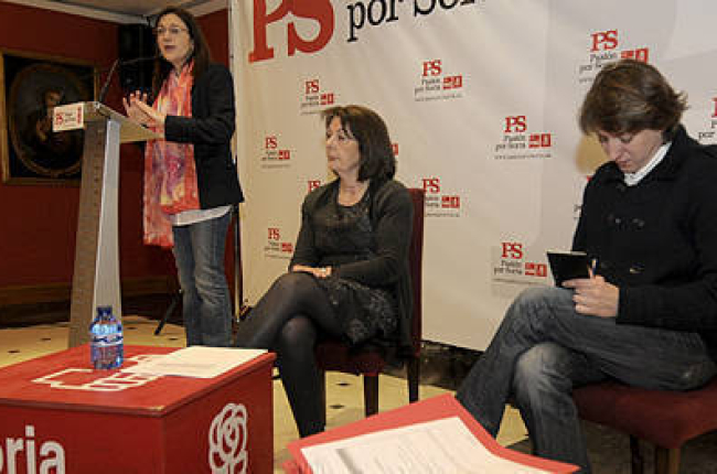Soraya Rodríguez durante su intervención de ayer acompañada por Rosa Romero y Carlos Martínez. / Ú.S.-