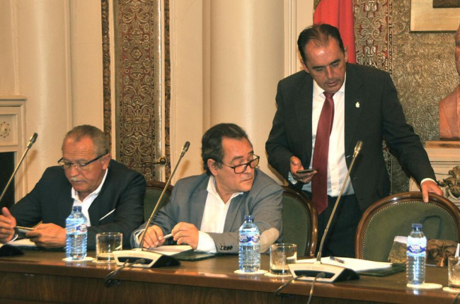 Saturnino de Gregorio y Benito Serrano, en un Pleno de la Diputación. HDS