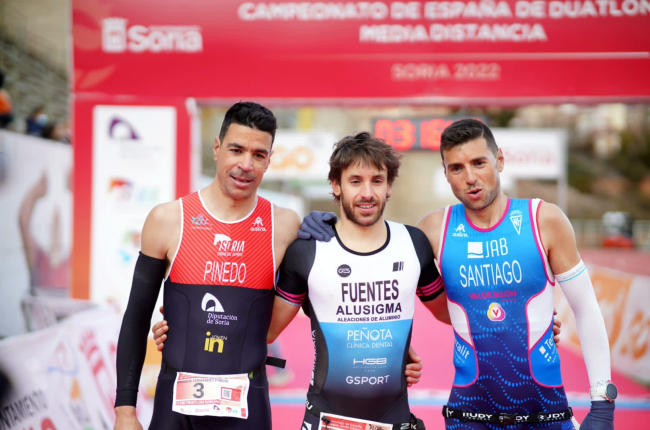 Enrique Fernández Pinedo, a la izquierda de la imagen, como subcampeón de España junto con Gonzalo Fuentes y Camilo Santiago. FETRI