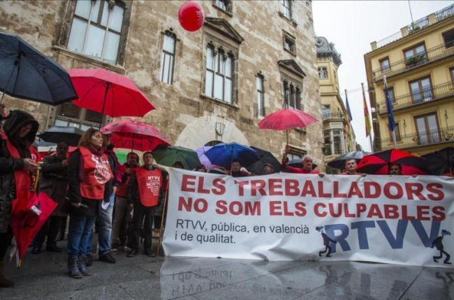 Manifestación de extrabajadores de la radio y televisión valenciana, al cumplirse el tercer aniversario del cierre de Canal 9.-MIGUEL LORENZO
