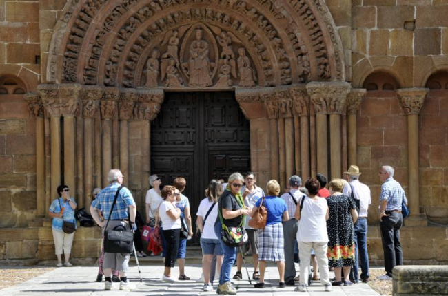 Un grupo de visitantes a las puertas de la iglesia de Santo Domingo, en pleno centro de la capital.-VALENTÍN GUISANDE