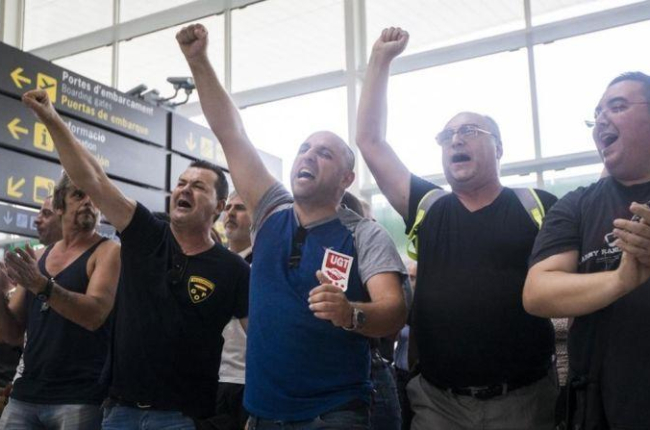 Protesta de trabajadores de Eulen en el aeropuerto de El Prat.-QUIQUE GARCIA (EFE)