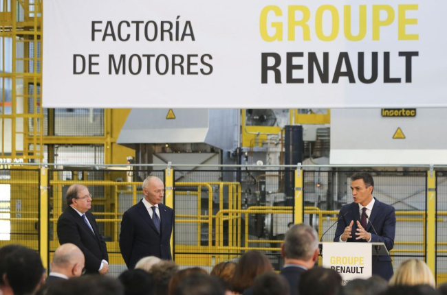Juan Vicente Herrera, Thierry Bolloré y Pedro Sánchez, durante su visita a la planta de aluminio de Renault.-MIGUEL ÁNGEL SANTOS / PHOTOGENIC 1 2
