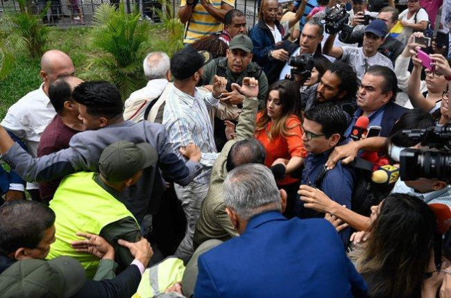 Miembros de la prensa entran a la fuerza al Parlamento de Venezuela.-AFP