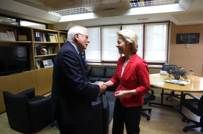 Josep Borrell saluda a la presidenta de la Comisión Europea, Ursula von der Leyen.-EUROPA PRESS