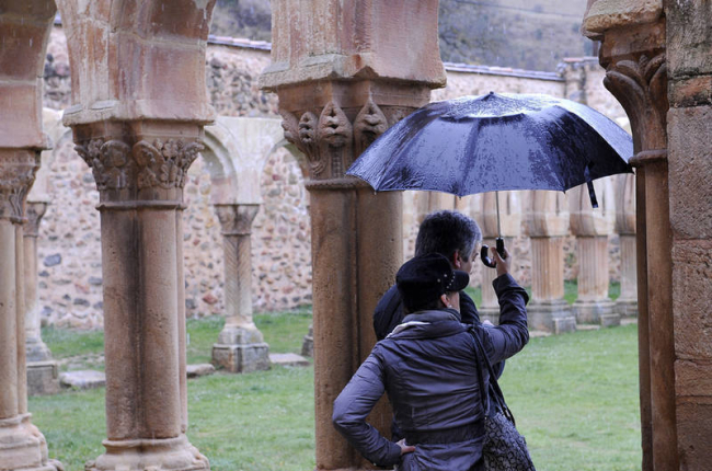Turistas en los arcos de San Juan de Duero e una imagen de archivo. HDS
