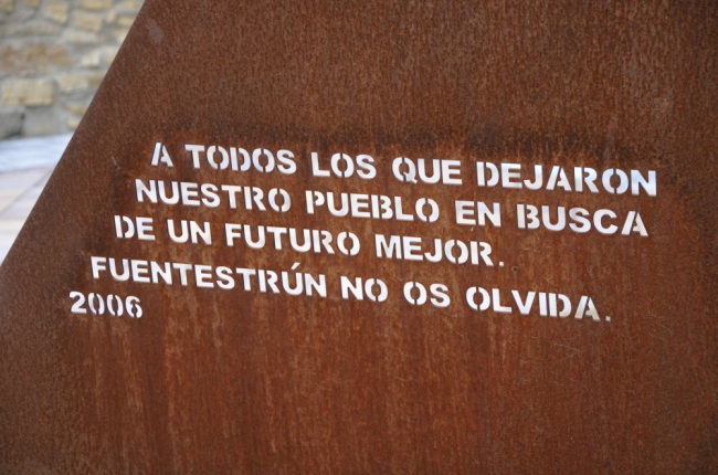 Detalle del monumento en Fuentestrún que recuerda a las decenas de familias que emigraron. HDS