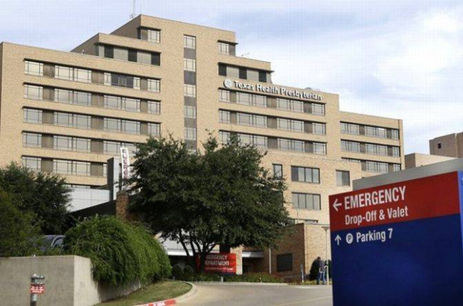 Entrada al hospital de Dallas donde están ingresados los sanitarios enfermos de ébola.-Foto: L.M. OTERO / AP