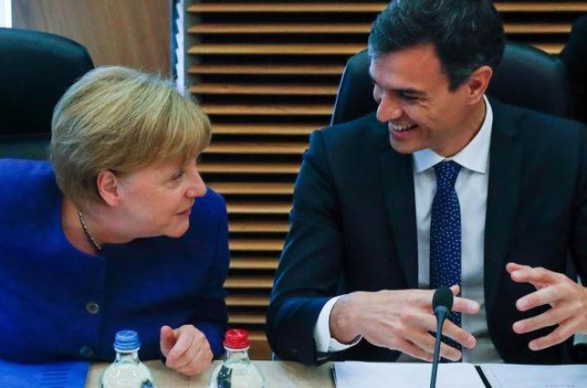 Pedro Sánchez conversa con Angela Merkel en el Consejo Europeo del pasado 24 de junio, en Bruselas. /-REUTERS / YVES HERMAN
